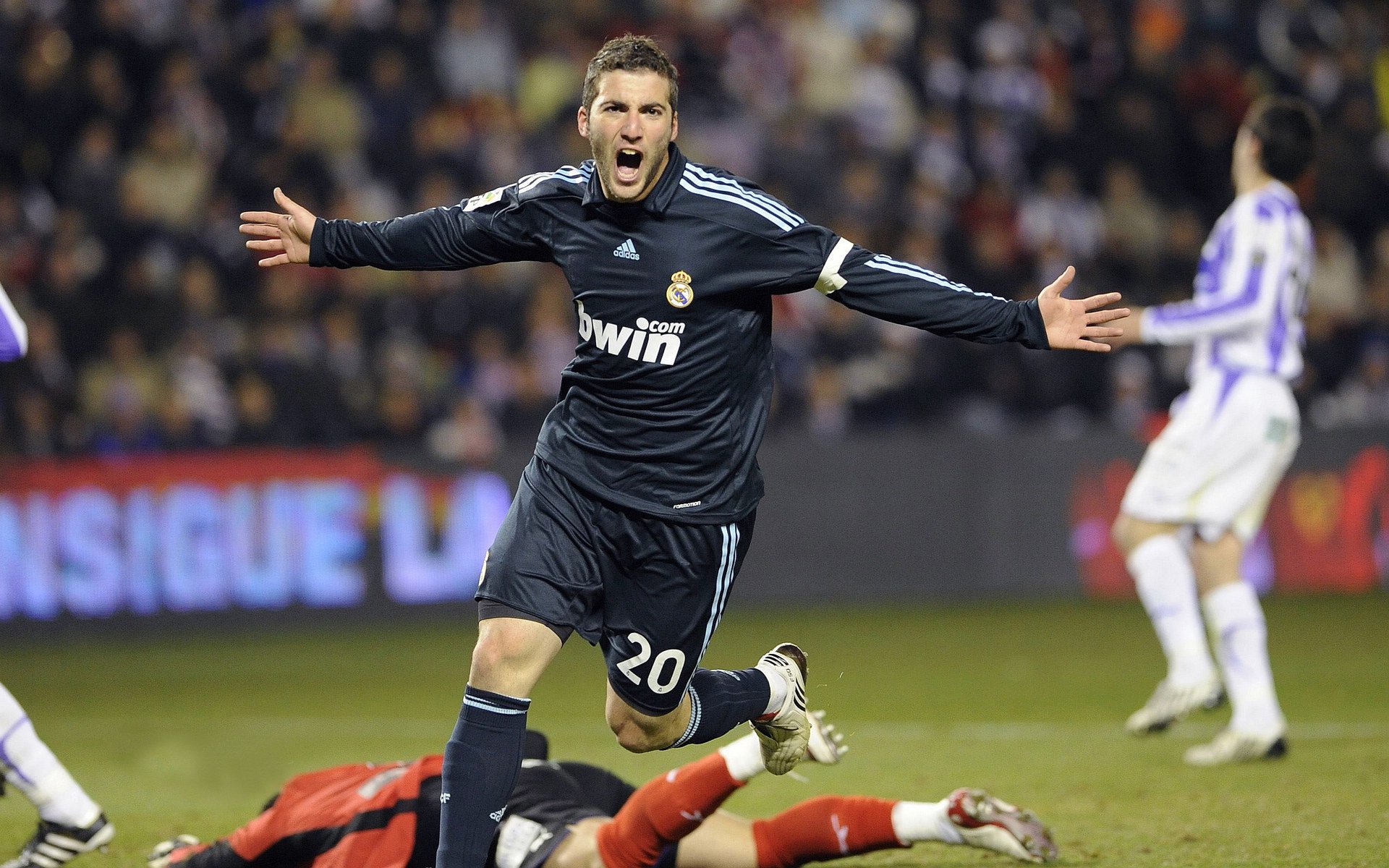 9游app-英超焦点，赛后教练详解中场控制战术，关键数据分析，英超顶级中场